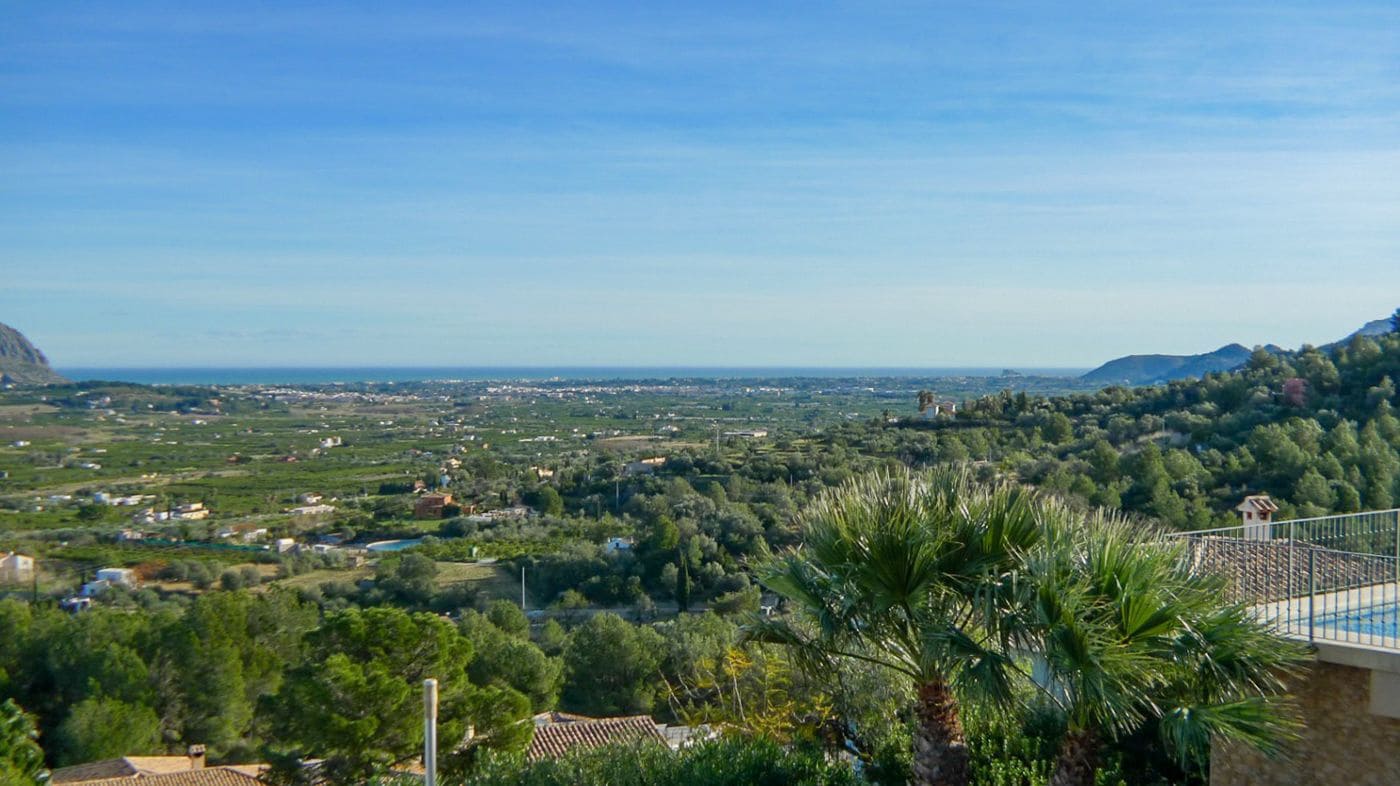 3 soveværelse Villa til salg i Orba med swimmingpool garage - € 475.000 (Ref: 9683325)