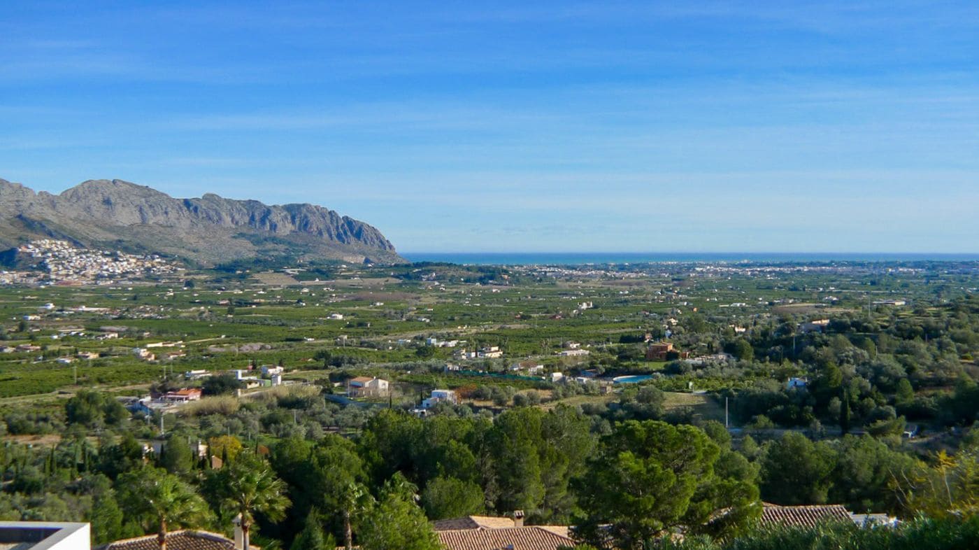 3 soveværelse Villa til salg i Orba med swimmingpool garage - € 475.000 (Ref: 9683325)