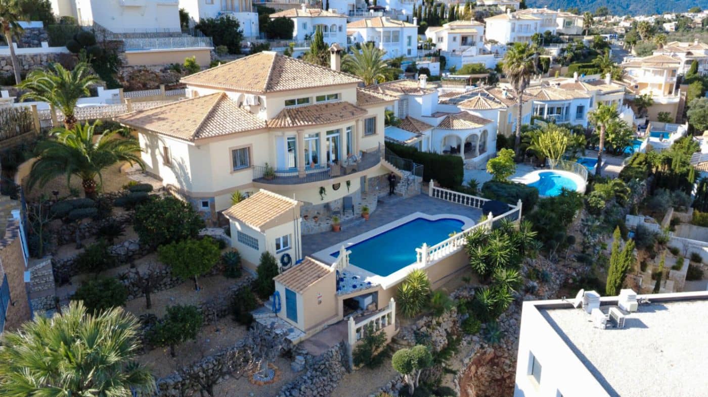 3 soveværelse Villa til salg i Orba med swimmingpool garage - € 475.000 (Ref: 9683325)