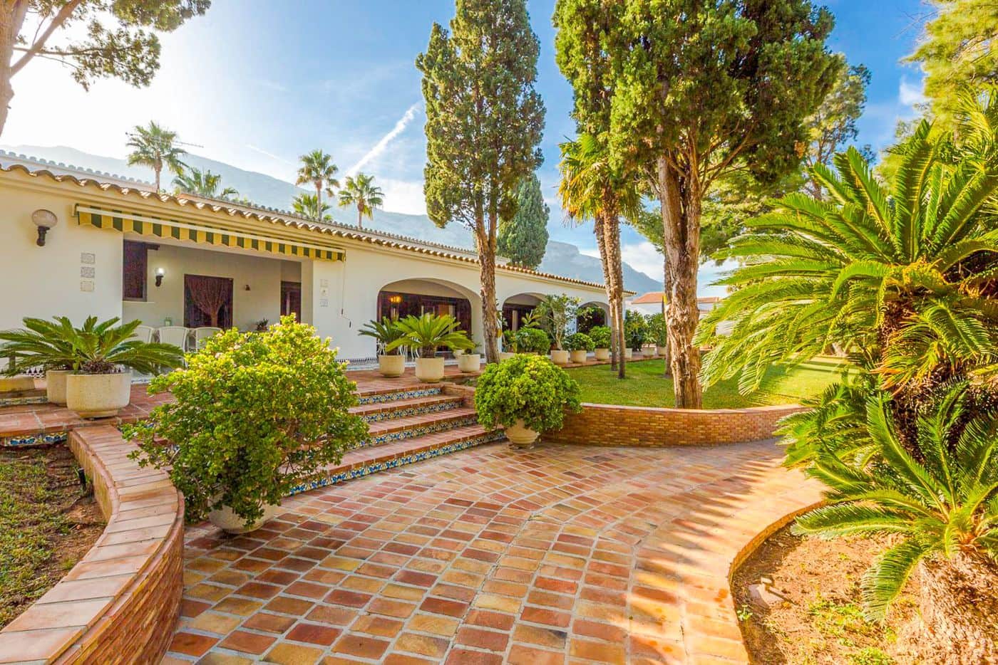 6 bedroom Villa for sale in Denia with pool garage - € 2,800,000 (Ref: 9800285)