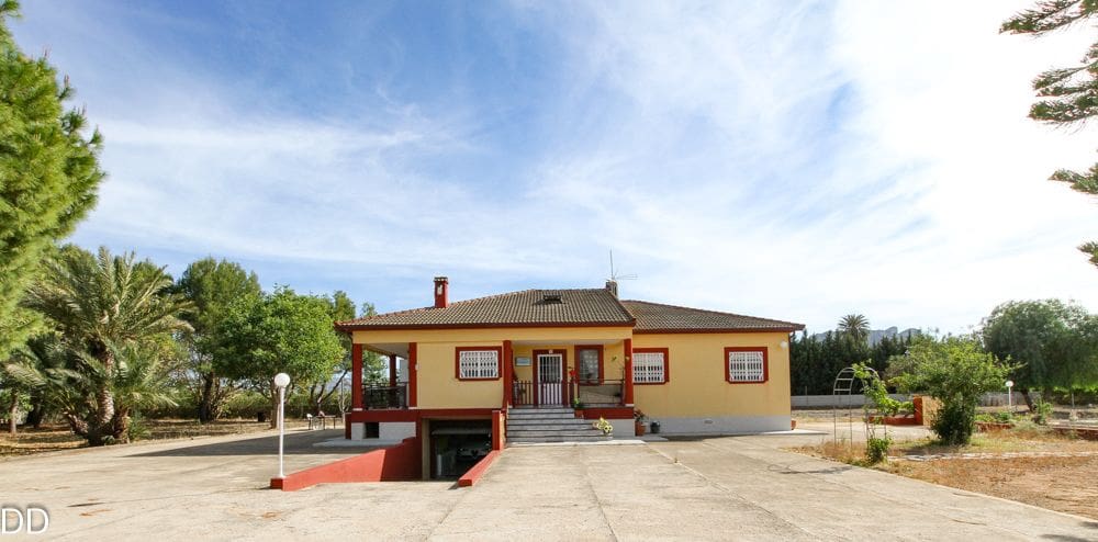 5 bedroom Villa for sale in Els Poblets with pool garage - € 850,000 (Ref: 9880453)