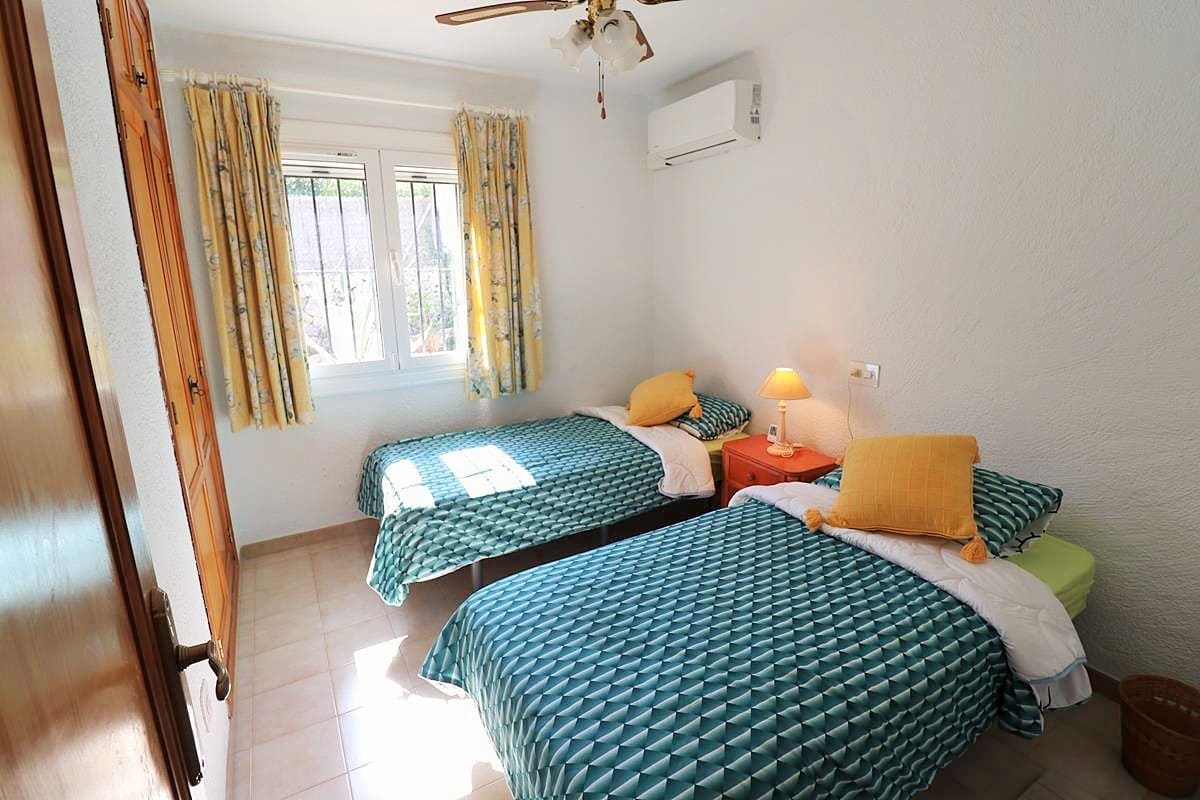 Chalet de 3 habitaciones en La Sella en venta con piscina garaje - 525.000 € (Ref: 9977672)
