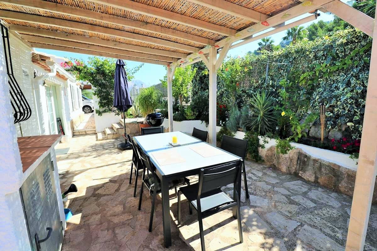 Chalet de 3 habitaciones en La Sella en venta con piscina garaje - 525.000 € (Ref: 9977672)