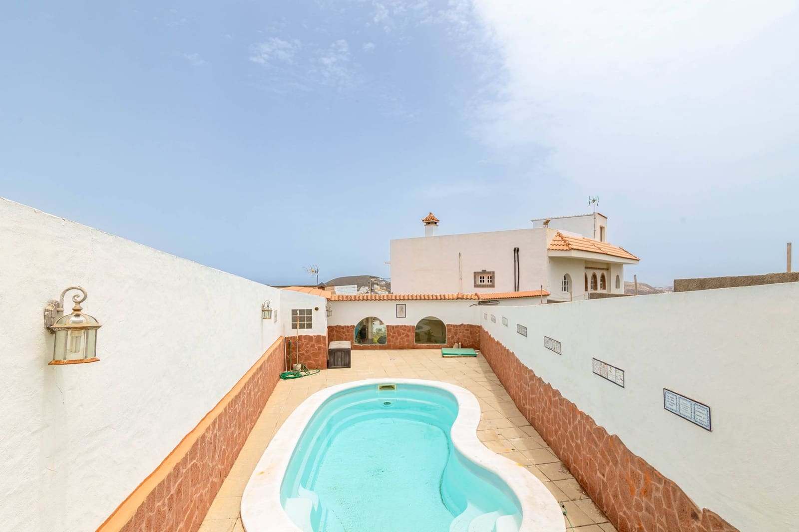 6 bedroom Villa for sale in Arucas with pool garage - € 430,000 (Ref: 8450765)