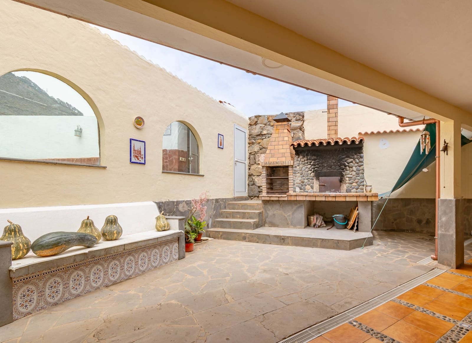 6 bedroom Villa for sale in Arucas with pool garage - € 430,000 (Ref: 8450765)