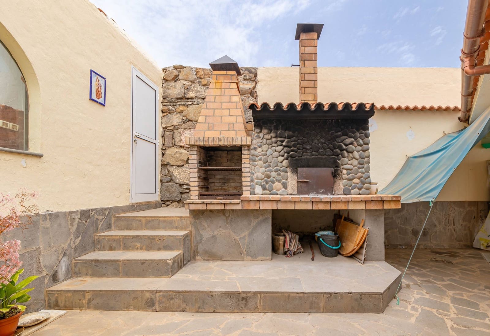 6 bedroom Villa for sale in Arucas with pool garage - € 430,000 (Ref: 8450765)