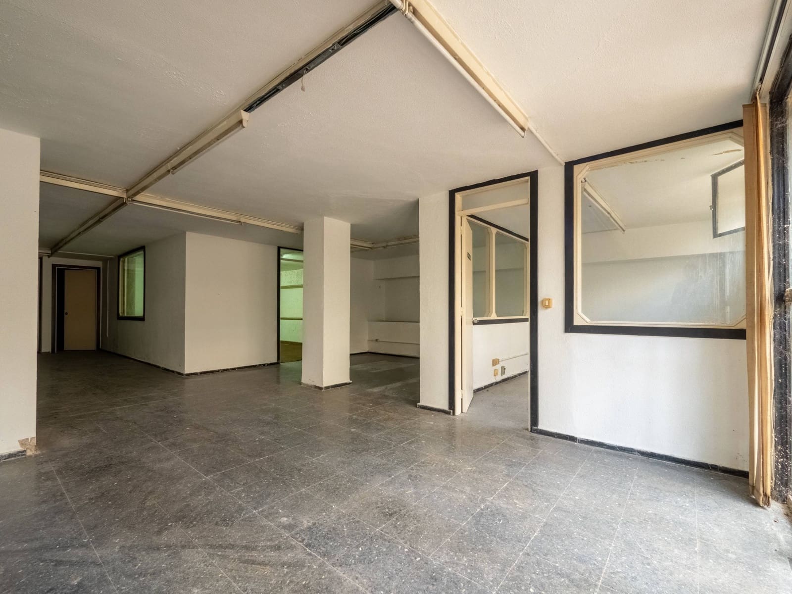 Kaupallinen myytävänä paikassa Las Palmas de Gran Canaria mukana 
autotalli - 1 300 000 € (Ref: 8911025)