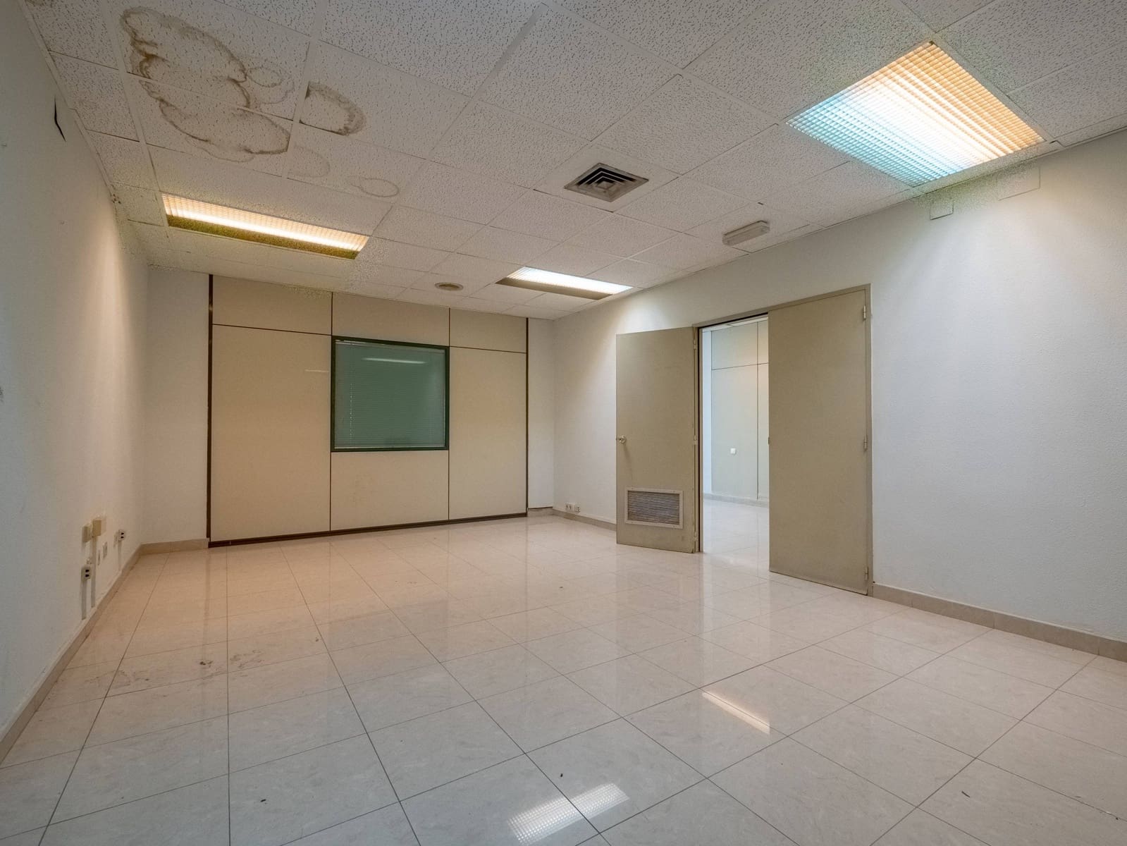 Kaupallinen myytävänä paikassa Las Palmas de Gran Canaria mukana 
autotalli - 1 300 000 € (Ref: 8911025)