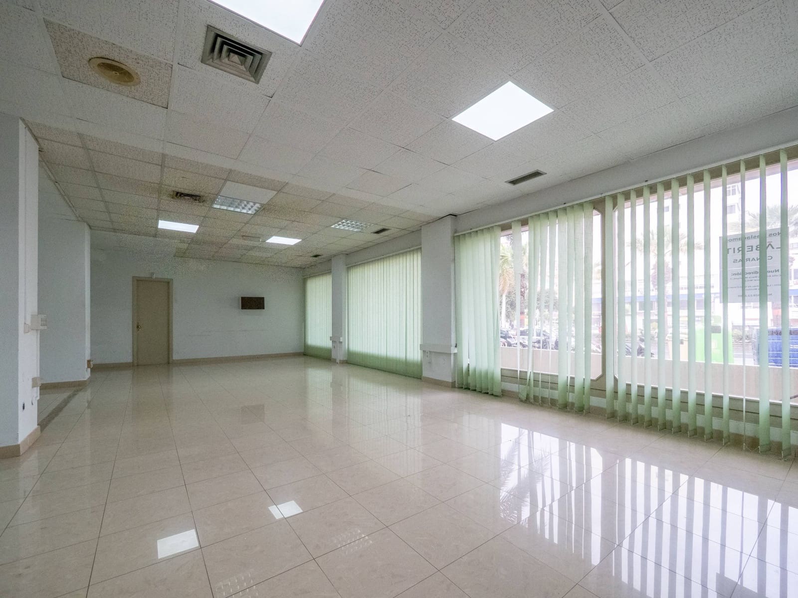 Kaupallinen myytävänä paikassa Las Palmas de Gran Canaria mukana 
autotalli - 1 300 000 € (Ref: 8911025)