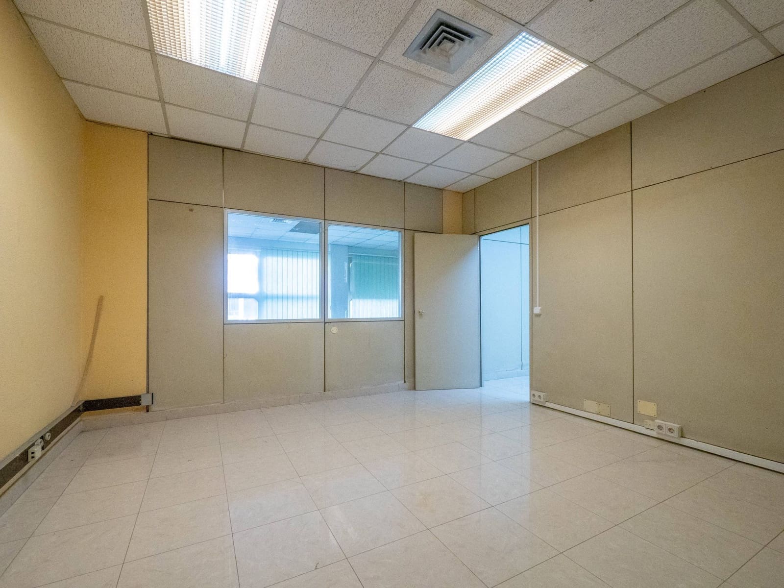 Kaupallinen myytävänä paikassa Las Palmas de Gran Canaria mukana 
autotalli - 1 300 000 € (Ref: 8911025)