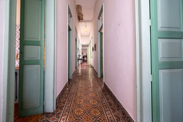 14 bedroom Townhouse for sale in Vegueta, Las Palmas de Gran Canaria - € 649,000 (Ref: 8941218)