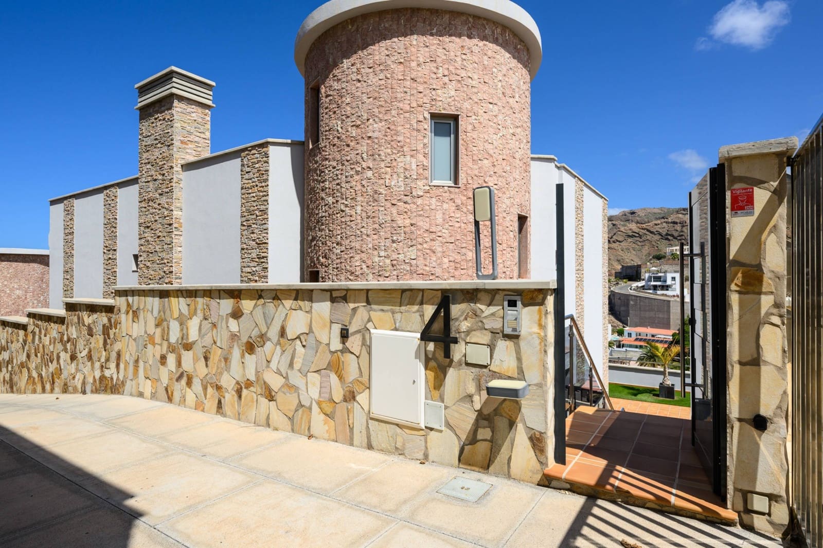 4 bedroom Villa for sale in Mogan with pool garage - € 949,000 (Ref: 8972454)