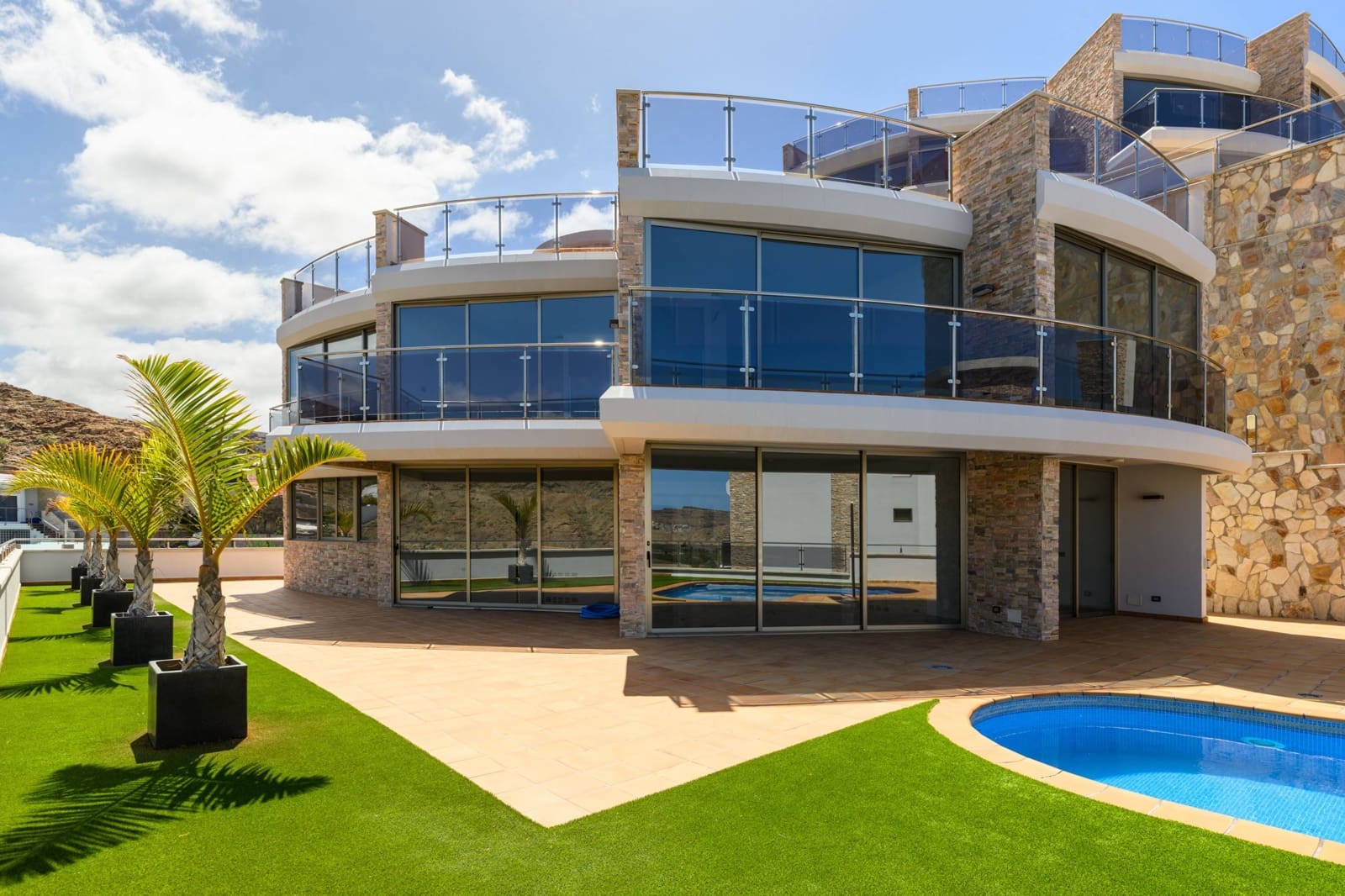 4 bedroom Villa for sale in Mogan with pool garage - € 949,000 (Ref: 8972454)