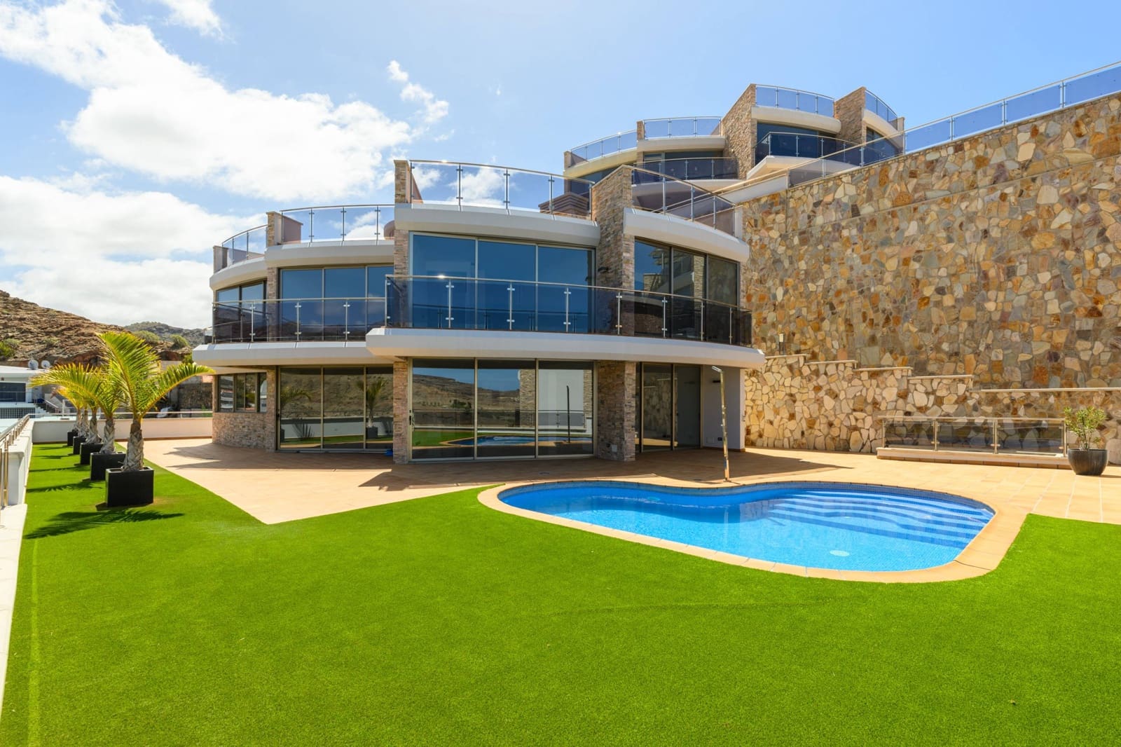 4 bedroom Villa for sale in Mogan with pool garage - € 949,000 (Ref: 8972454)