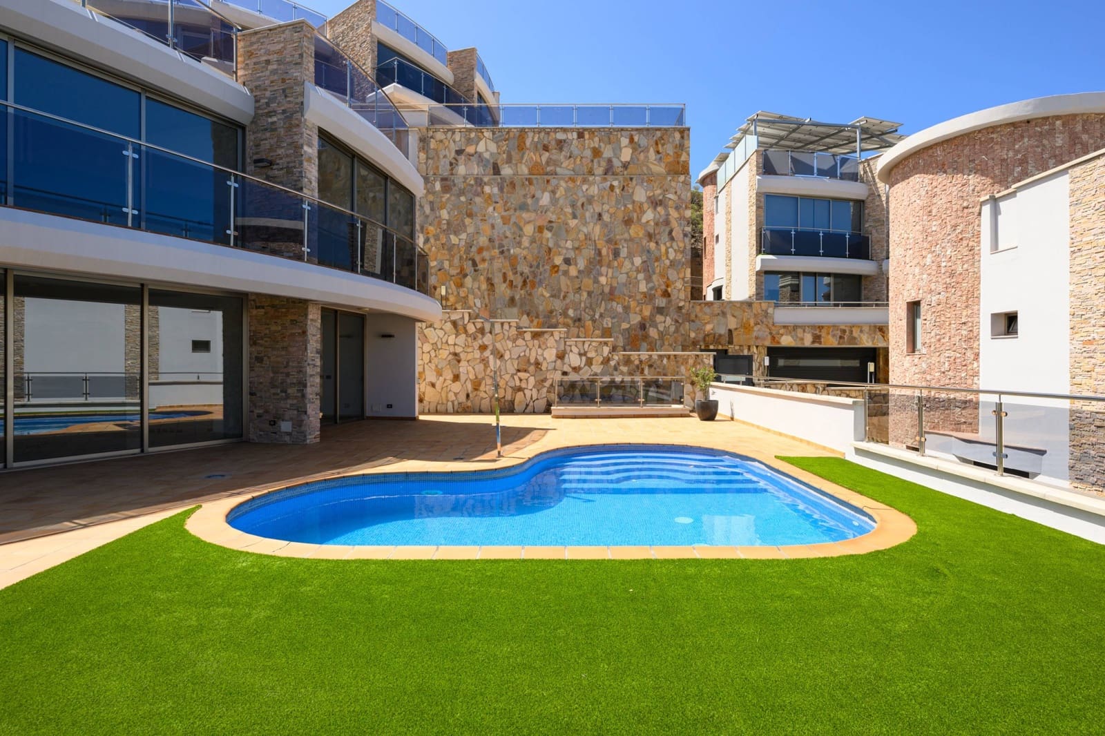 4 bedroom Villa for sale in Mogan with pool garage - € 949,000 (Ref: 8972454)