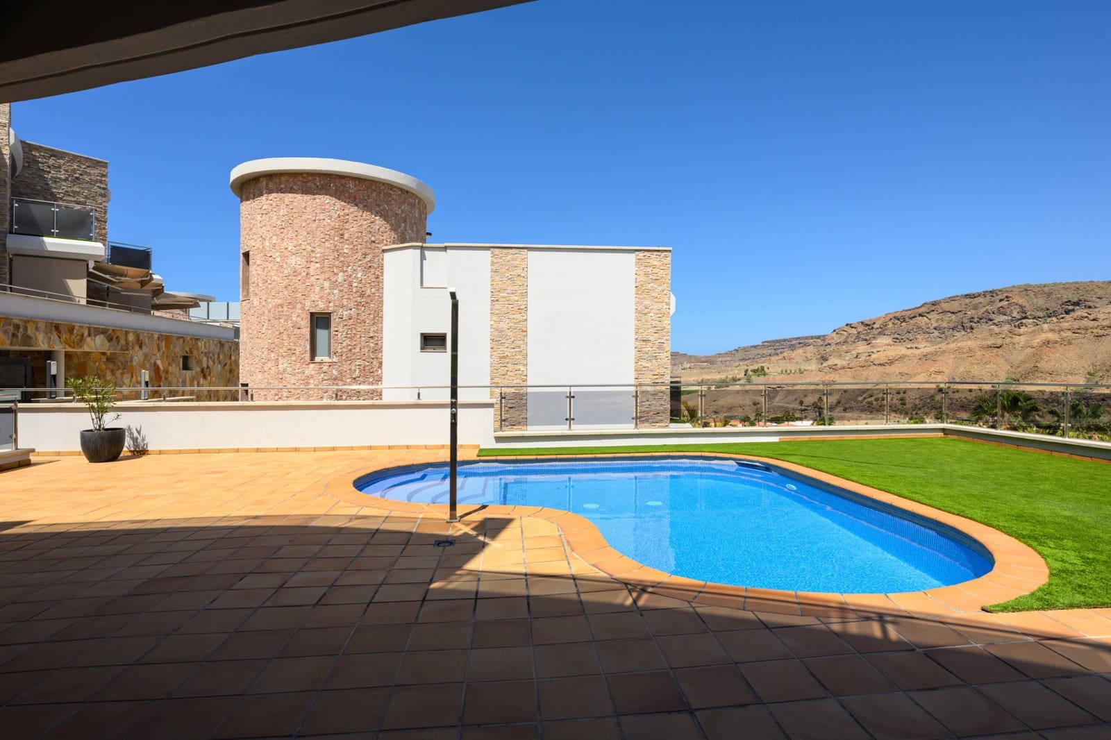 4 bedroom Villa for sale in Mogan with pool garage - € 949,000 (Ref: 8972454)