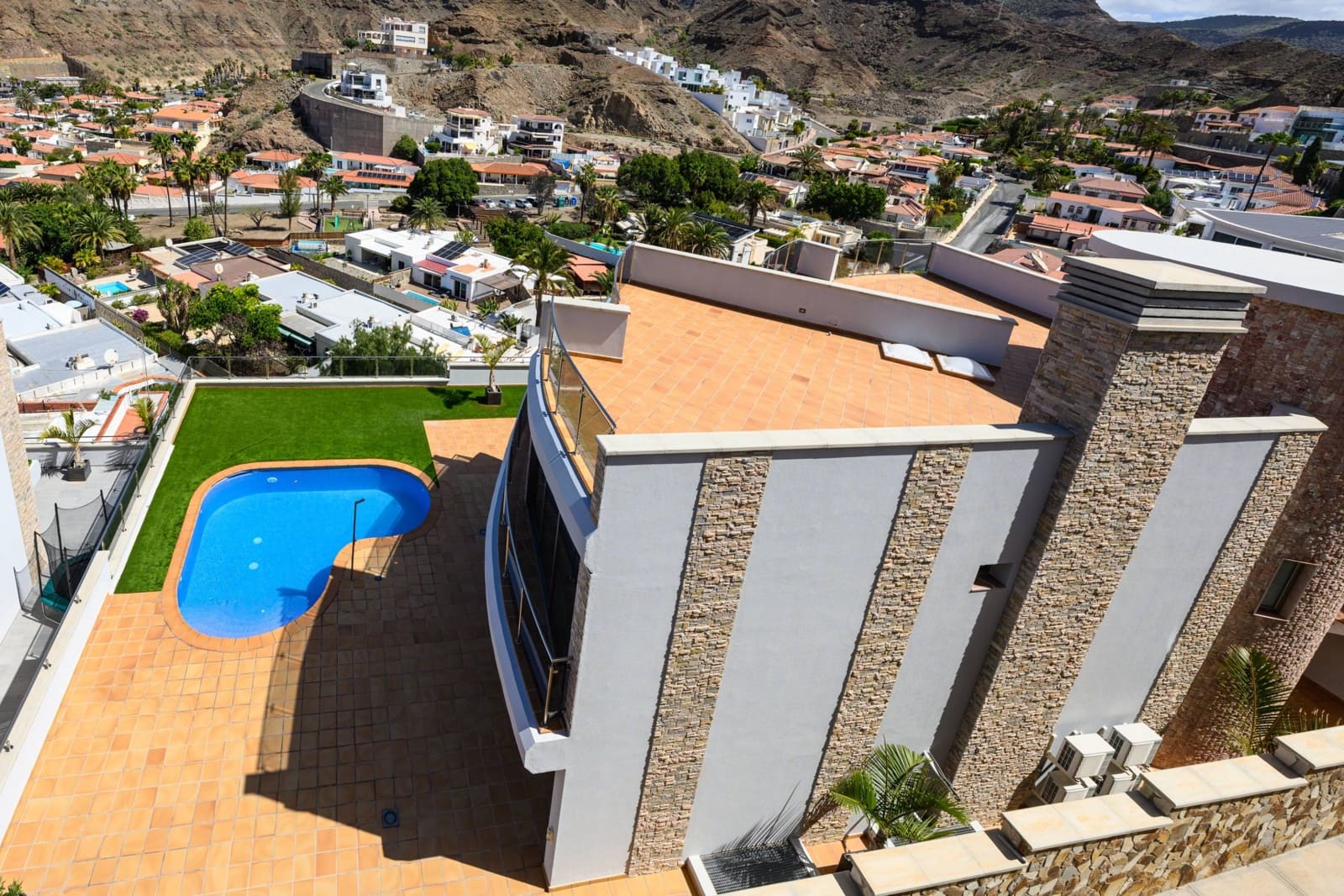 4 bedroom Villa for sale in Mogan with pool garage - € 949,000 (Ref: 8972454)