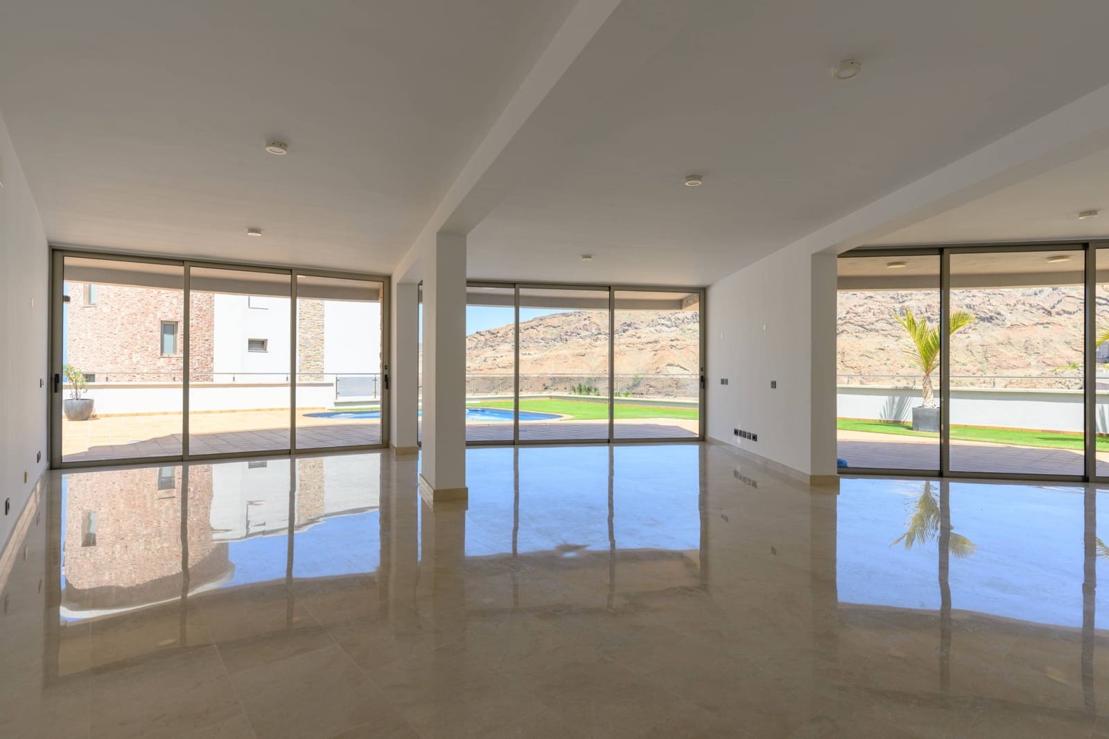4 bedroom Villa for sale in Mogan with pool garage - € 949,000 (Ref: 8972454)