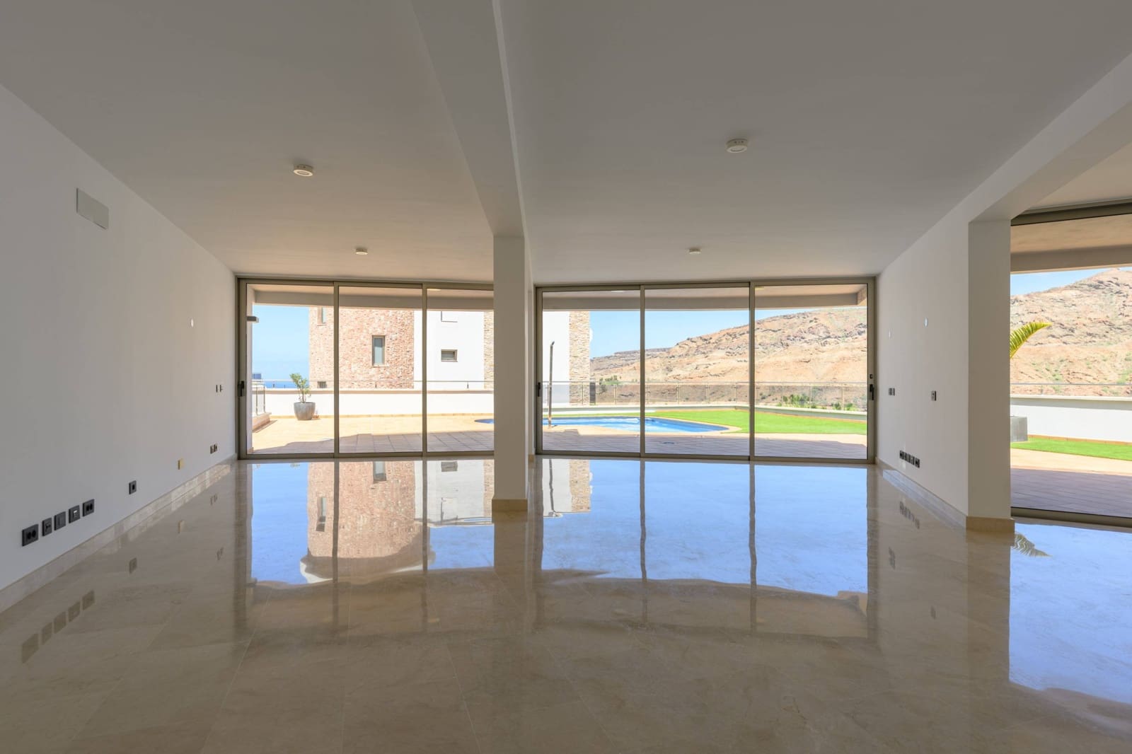 4 bedroom Villa for sale in Mogan with pool garage - € 949,000 (Ref: 8972454)