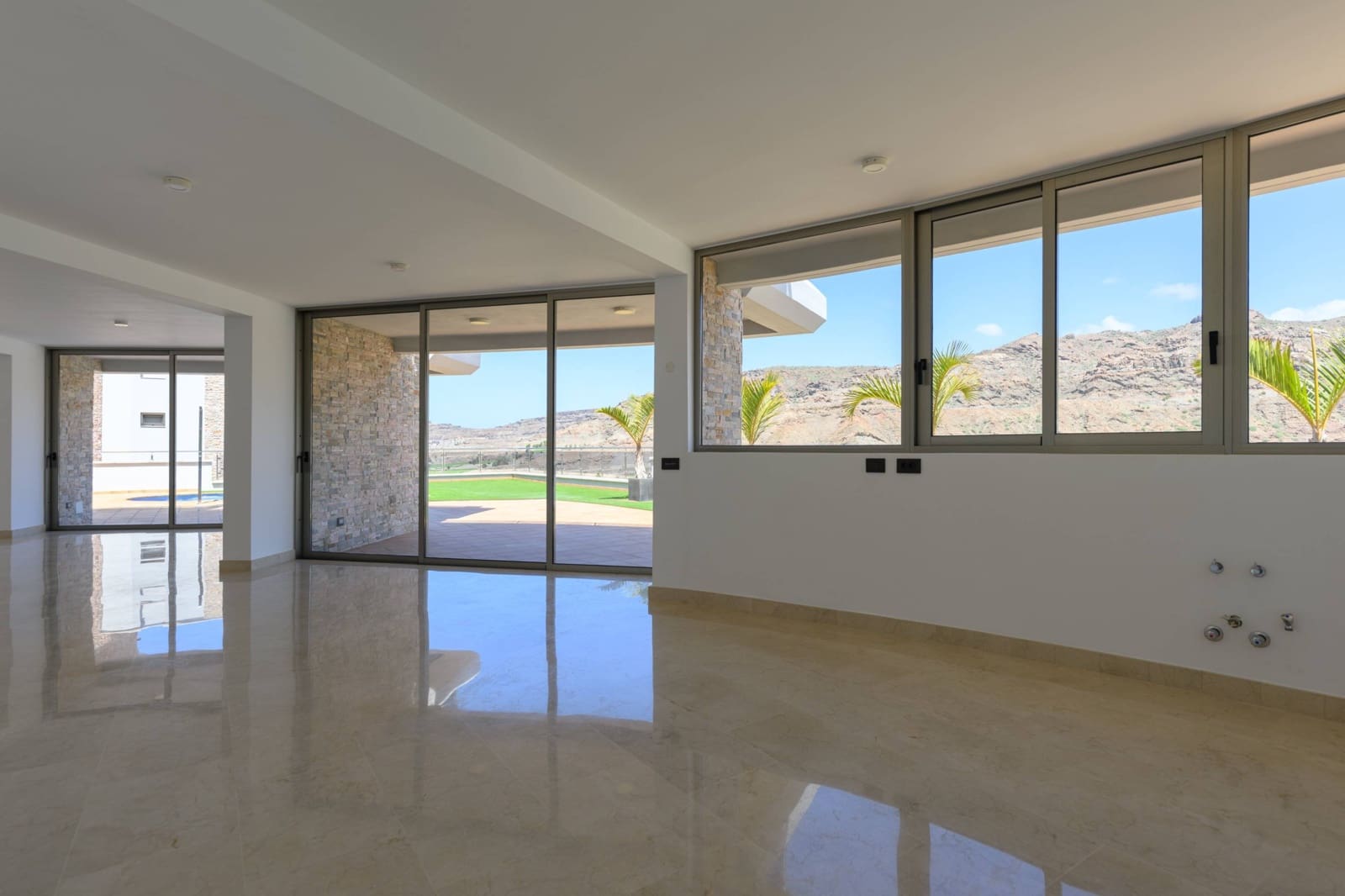 4 bedroom Villa for sale in Mogan with pool garage - € 949,000 (Ref: 8972454)
