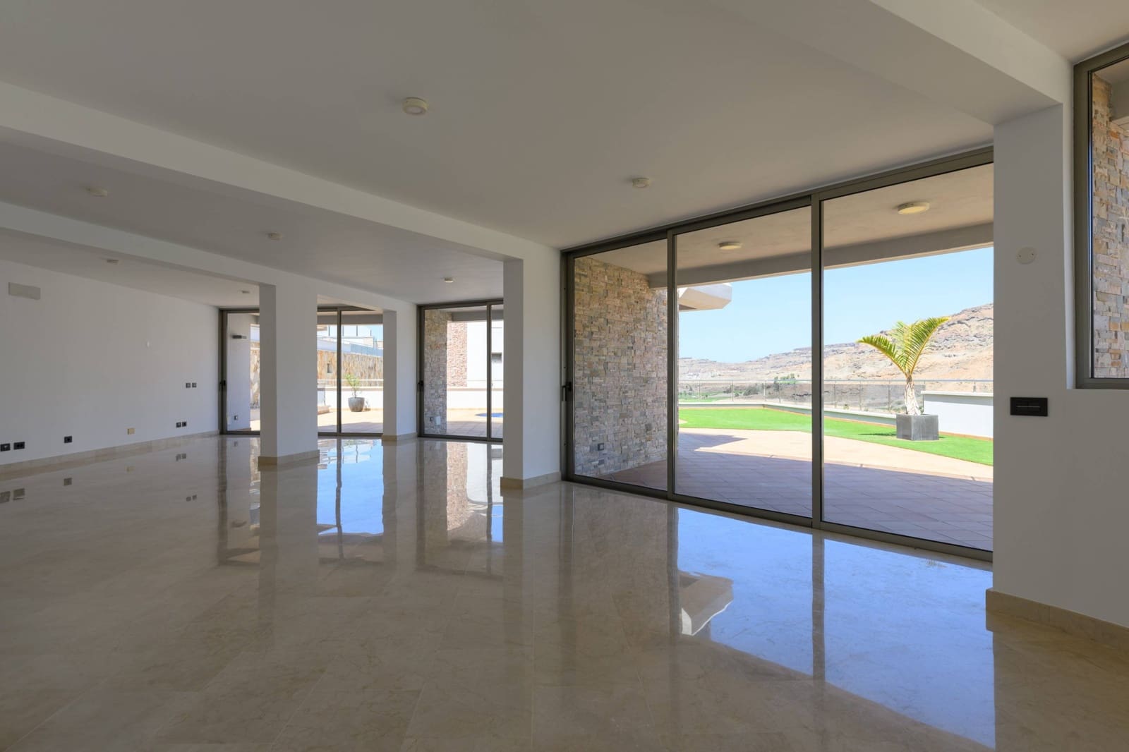 4 bedroom Villa for sale in Mogan with pool garage - € 949,000 (Ref: 8972454)