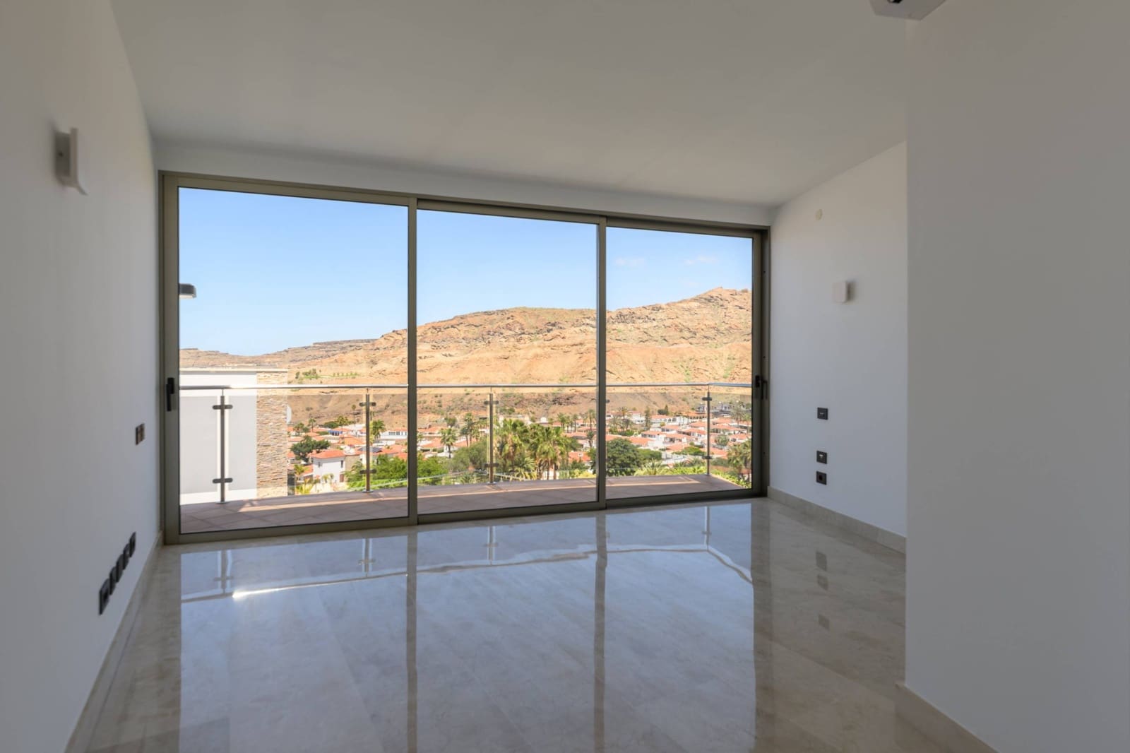 4 bedroom Villa for sale in Mogan with pool garage - € 949,000 (Ref: 8972454)