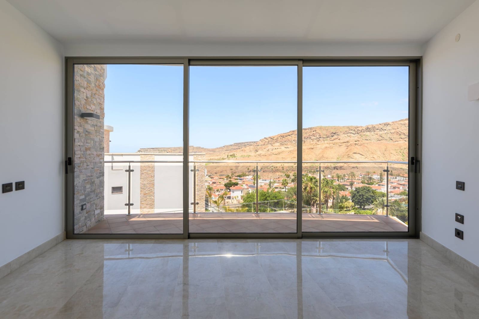 4 bedroom Villa for sale in Mogan with pool garage - € 949,000 (Ref: 8972454)