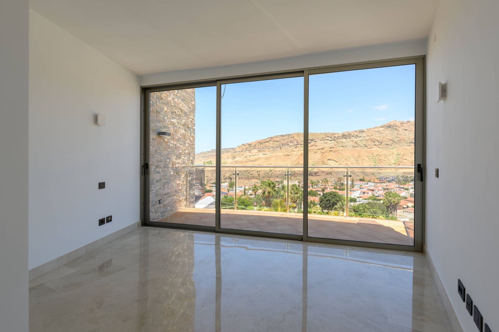 4 bedroom Villa for sale in Mogan with pool garage - € 949,000 (Ref: 8972454)