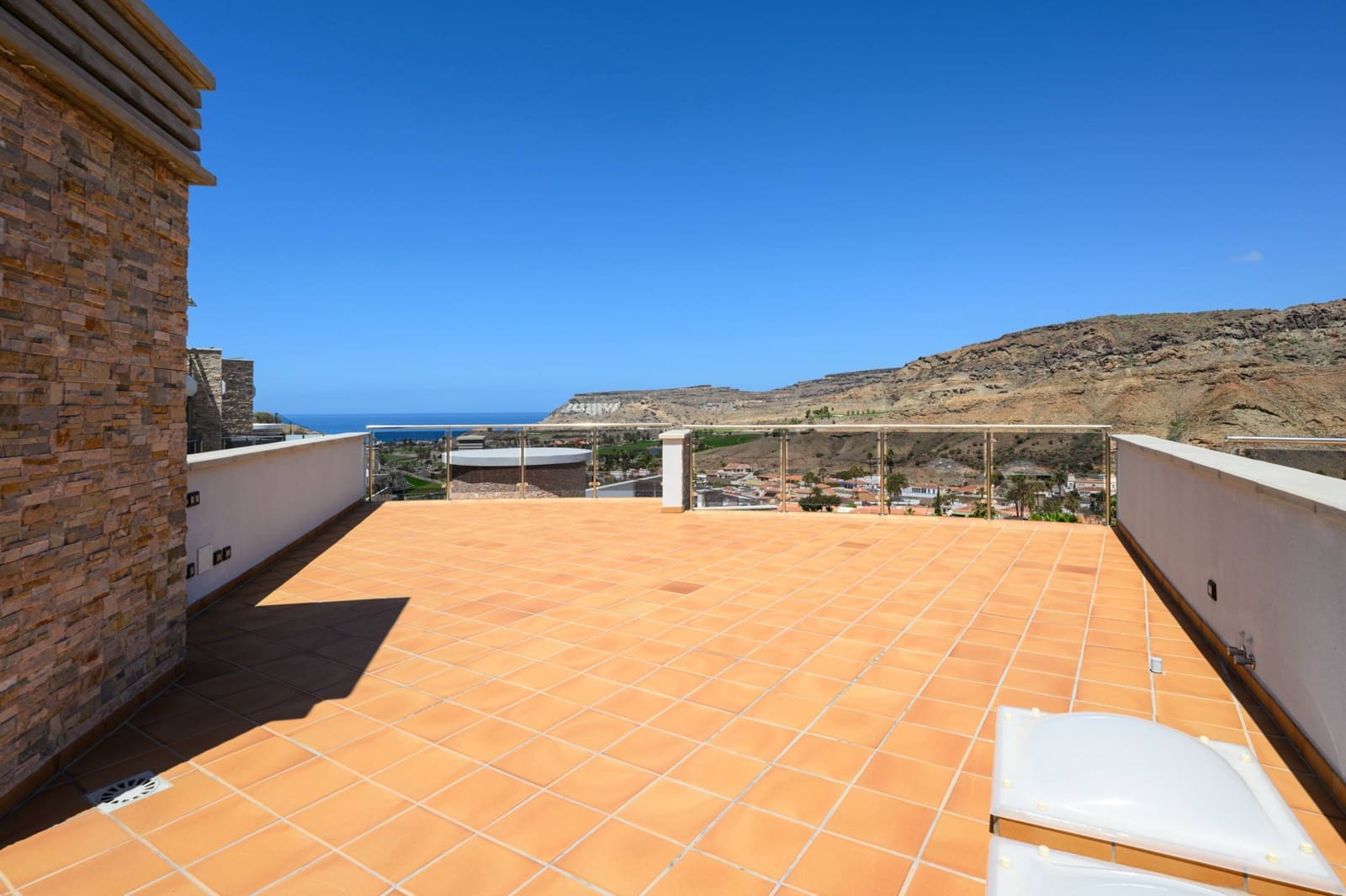 4 bedroom Villa for sale in Mogan with pool garage - € 949,000 (Ref: 8972454)