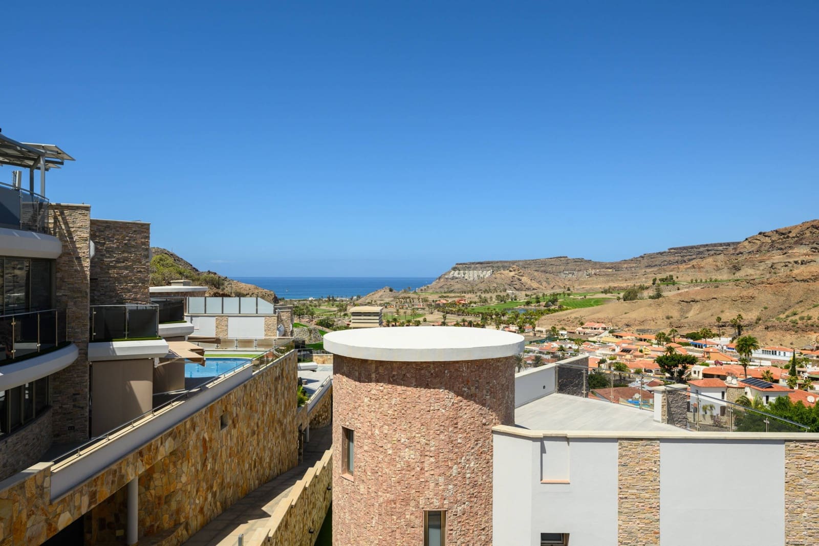 4 bedroom Villa for sale in Mogan with pool garage - € 949,000 (Ref: 8972454)