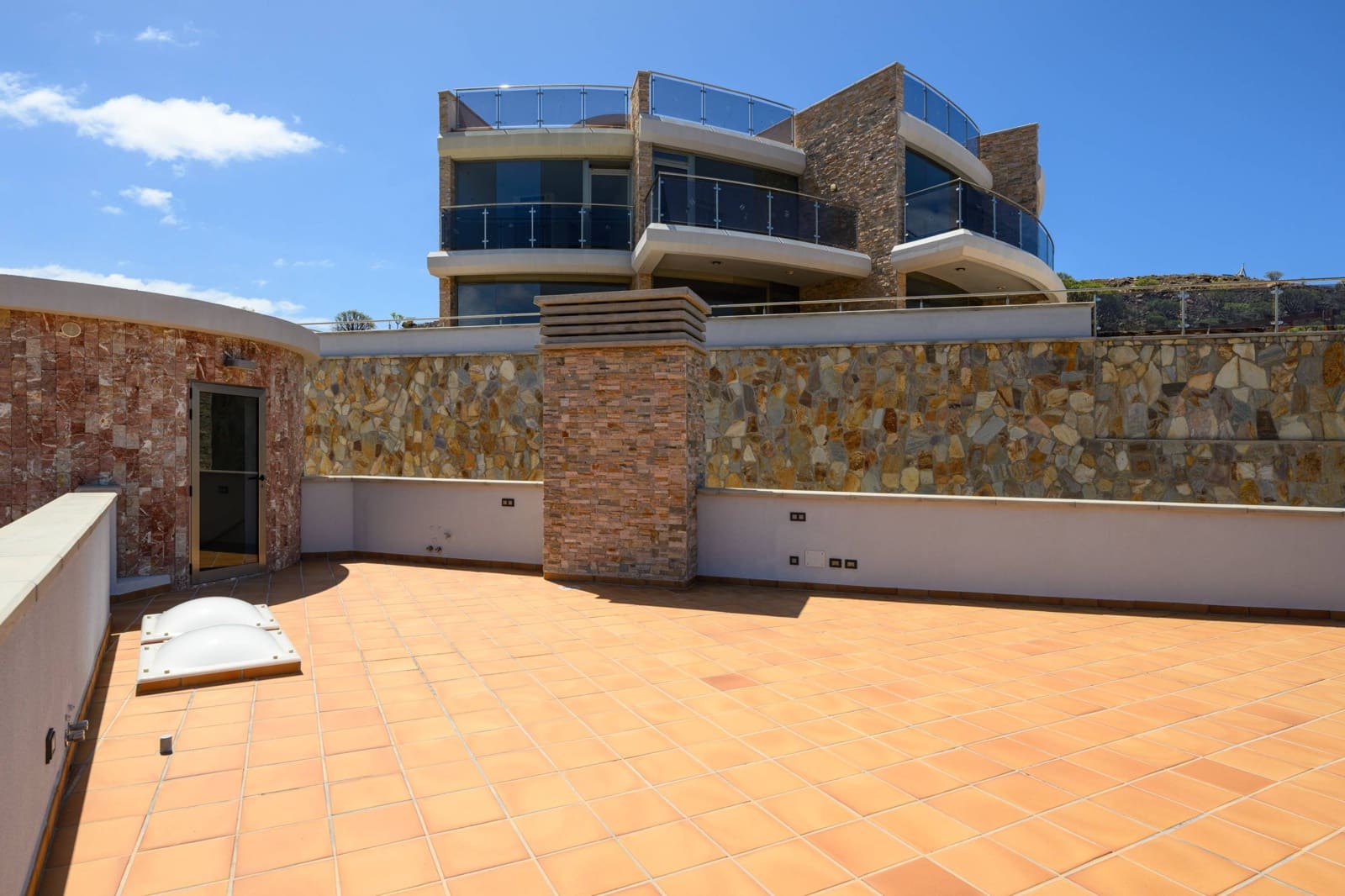 4 bedroom Villa for sale in Mogan with pool garage - € 949,000 (Ref: 8972454)