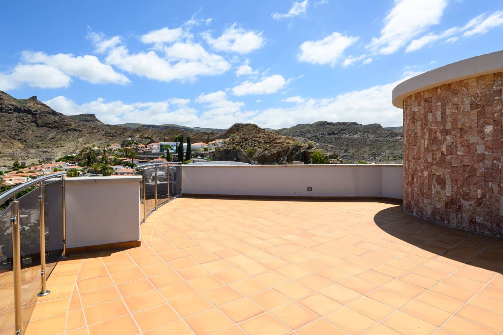 4 bedroom Villa for sale in Mogan with pool garage - € 949,000 (Ref: 8972454)