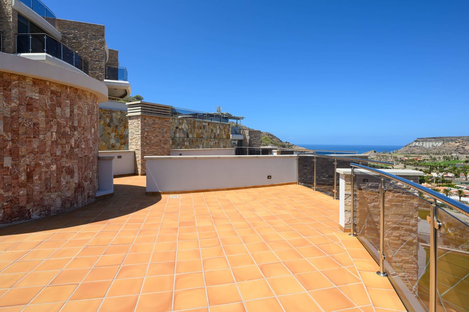 4 bedroom Villa for sale in Mogan with pool garage - € 949,000 (Ref: 8972454)