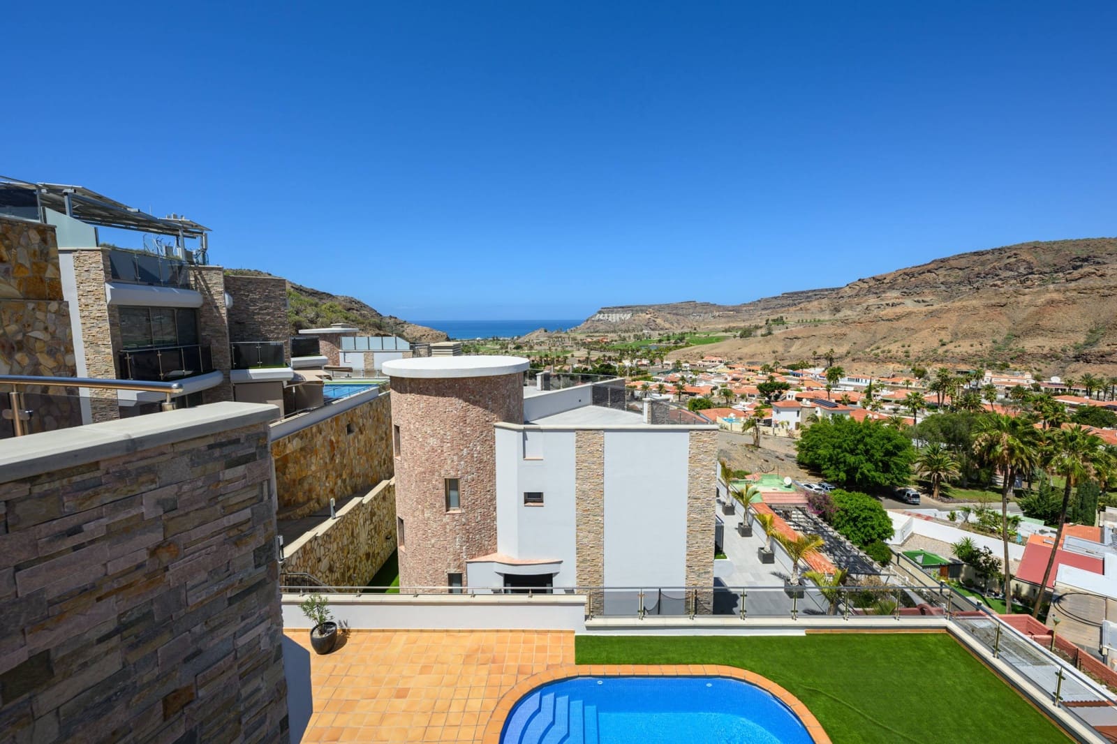 4 bedroom Villa for sale in Mogan with pool garage - € 949,000 (Ref: 8972454)