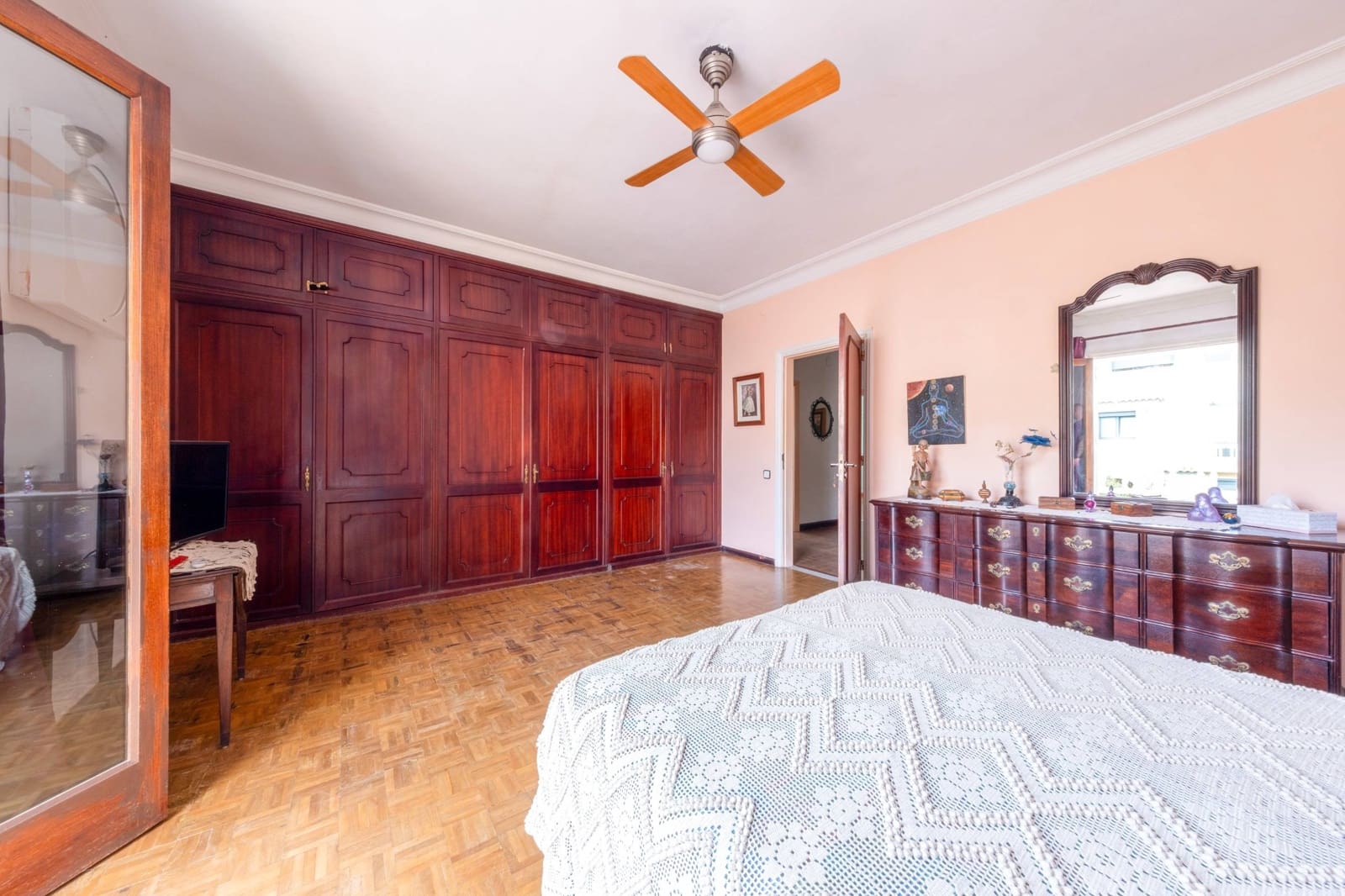 6 soveværelse Semi-Rækkehus til salg i Las Palmas de Gran Canaria med garage - € 890.000 (Ref: 9048748)