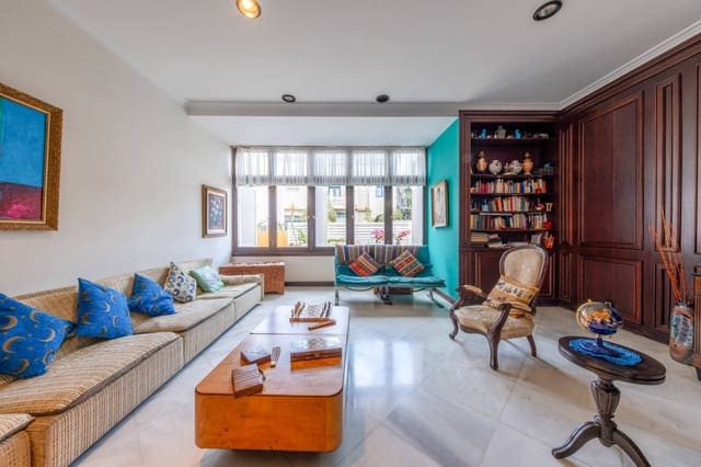 Pareado de 6 habitaciones en Ciudad Jardín, Las Palmas de Gran Canaria en venta con garaje - 890.000 € (Ref: 9048748)