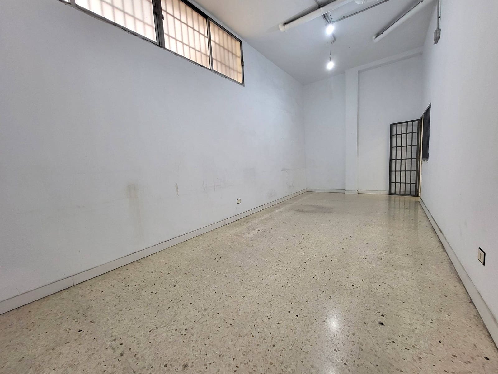 Erhverv til salg i Las Palmas de Gran Canaria - € 155.000 (Ref: 9051012)