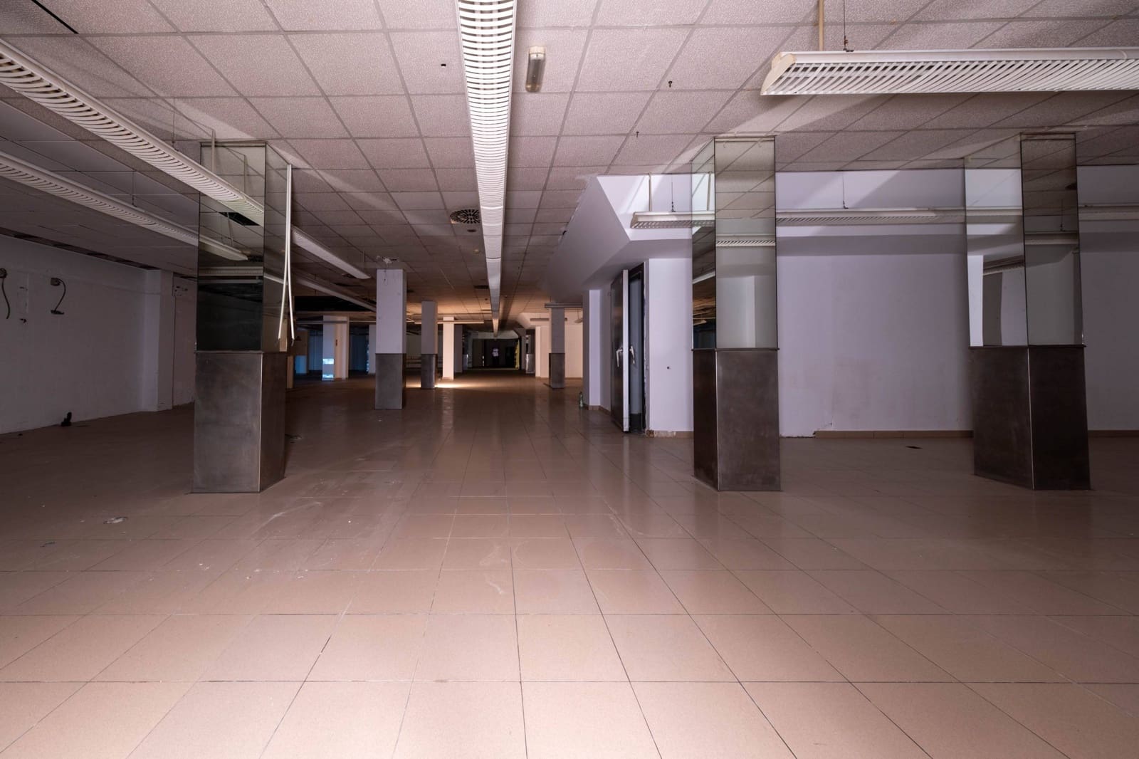 Erhverv til salg i El Doctoral med garage - € 1.500.000 (Ref: 9116067)