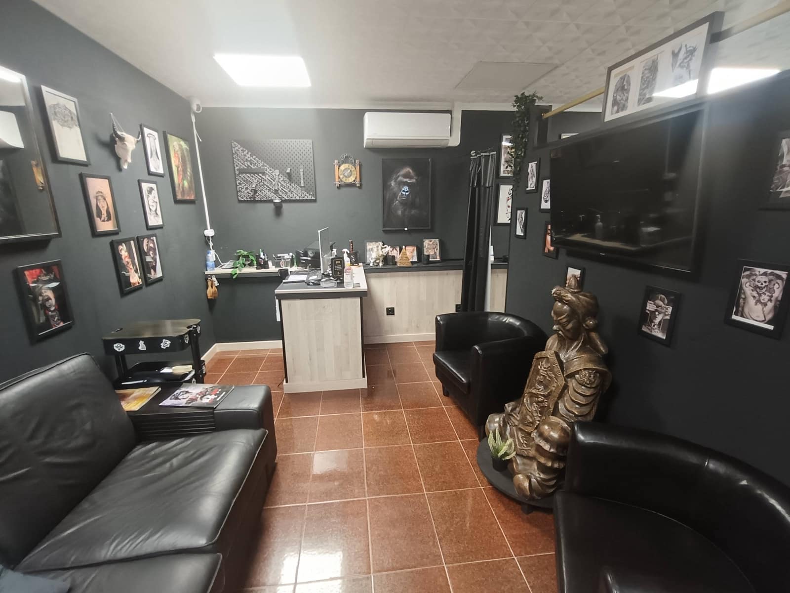 2 bedroom Commercial for sale in San Bartolome de Tirajana - € 76,000 (Ref: 9189123)