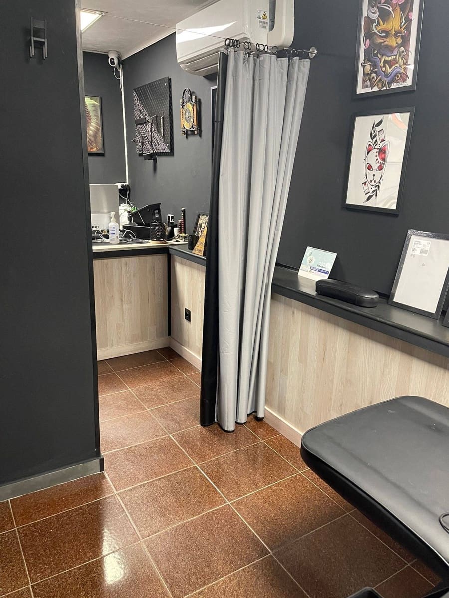 2 bedroom Commercial for sale in San Bartolome de Tirajana - € 76,000 (Ref: 9189123)