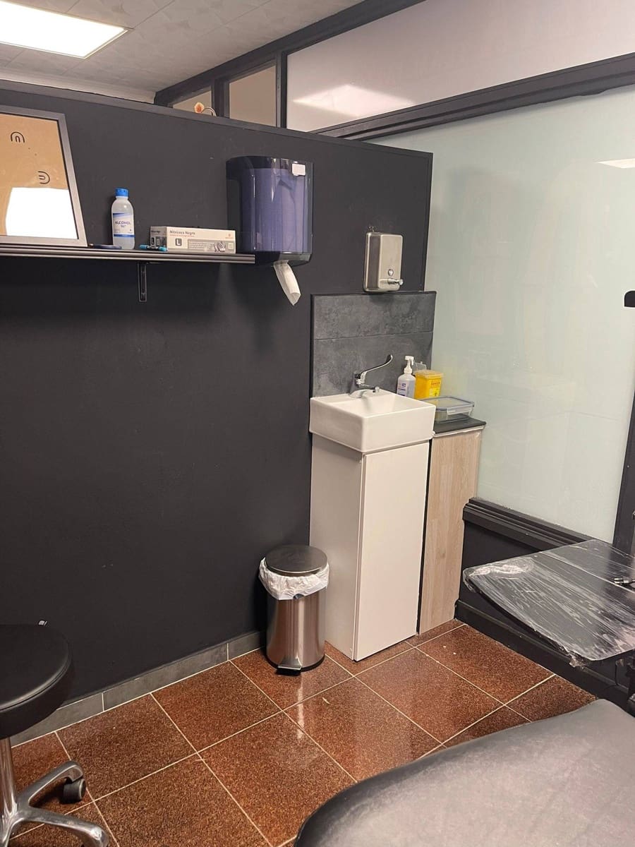 2 bedroom Commercial for sale in San Bartolome de Tirajana - € 76,000 (Ref: 9189123)