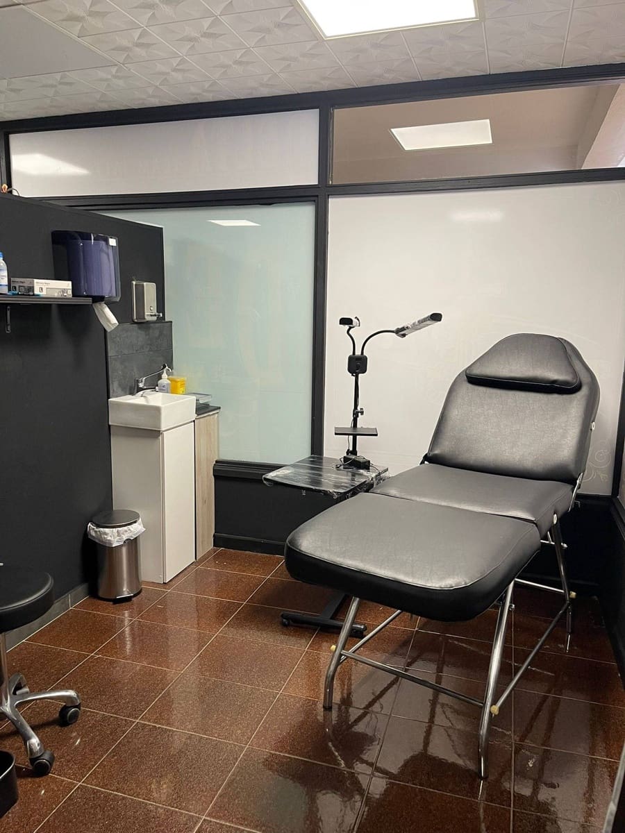 2 bedroom Commercial for sale in San Bartolome de Tirajana - € 76,000 (Ref: 9189123)