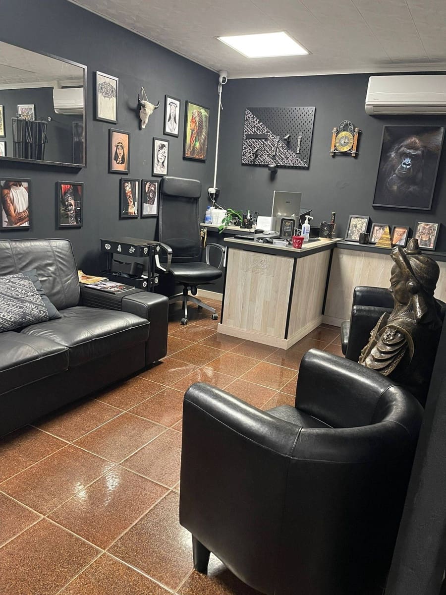 2 bedroom Commercial for sale in San Bartolome de Tirajana - € 76,000 (Ref: 9189123)