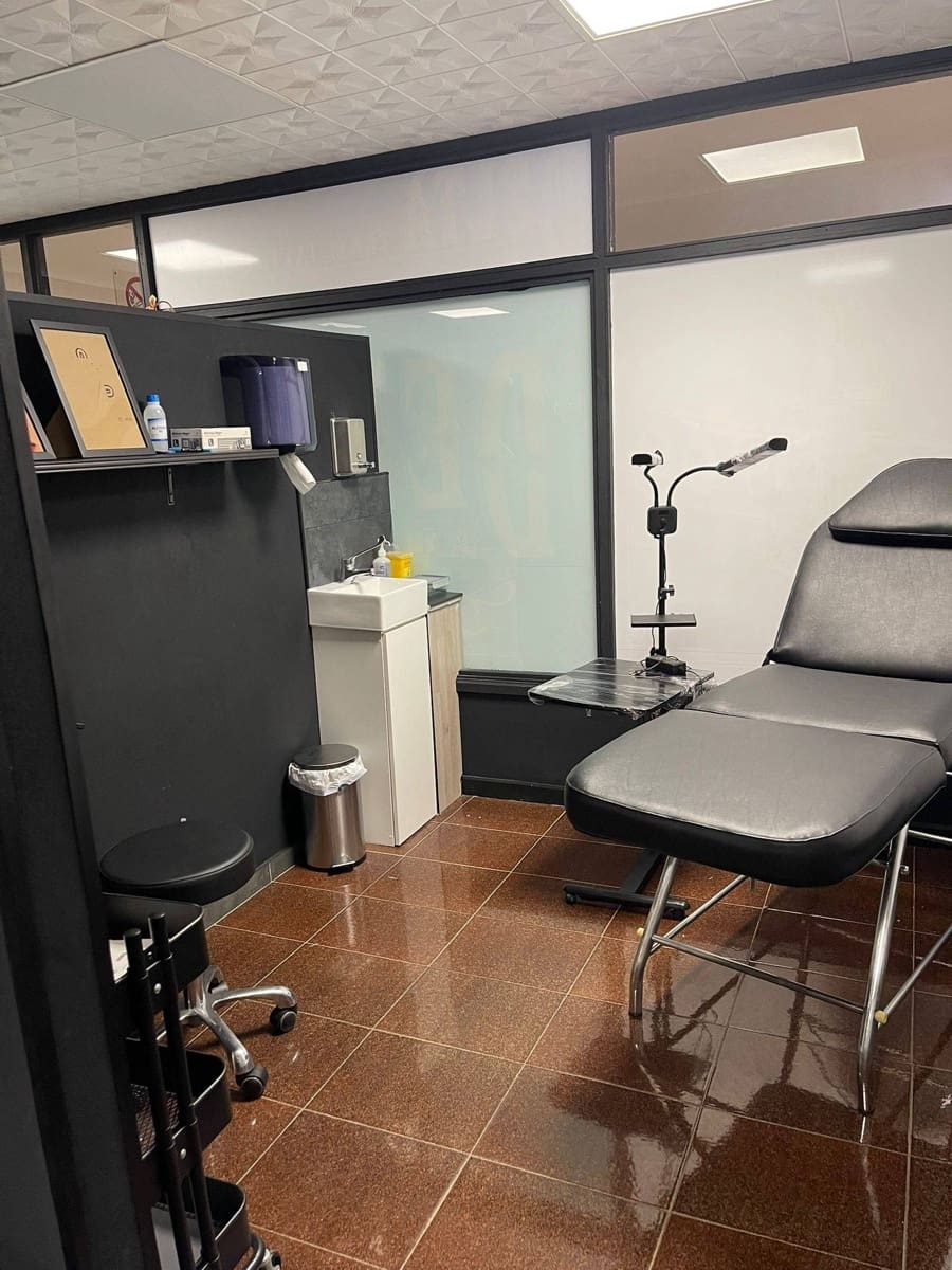 2 bedroom Commercial for sale in San Bartolome de Tirajana - € 76,000 (Ref: 9189123)