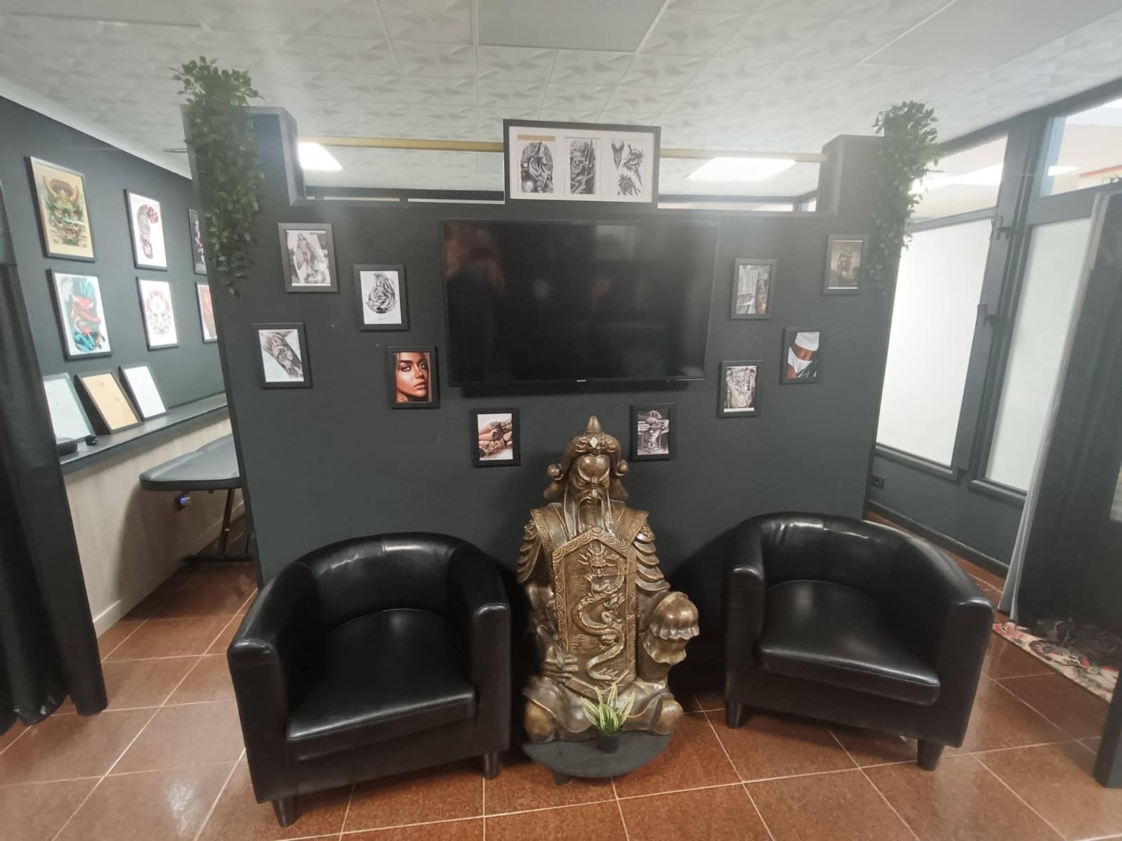 2 bedroom Commercial for sale in San Bartolome de Tirajana - € 76,000 (Ref: 9189123)