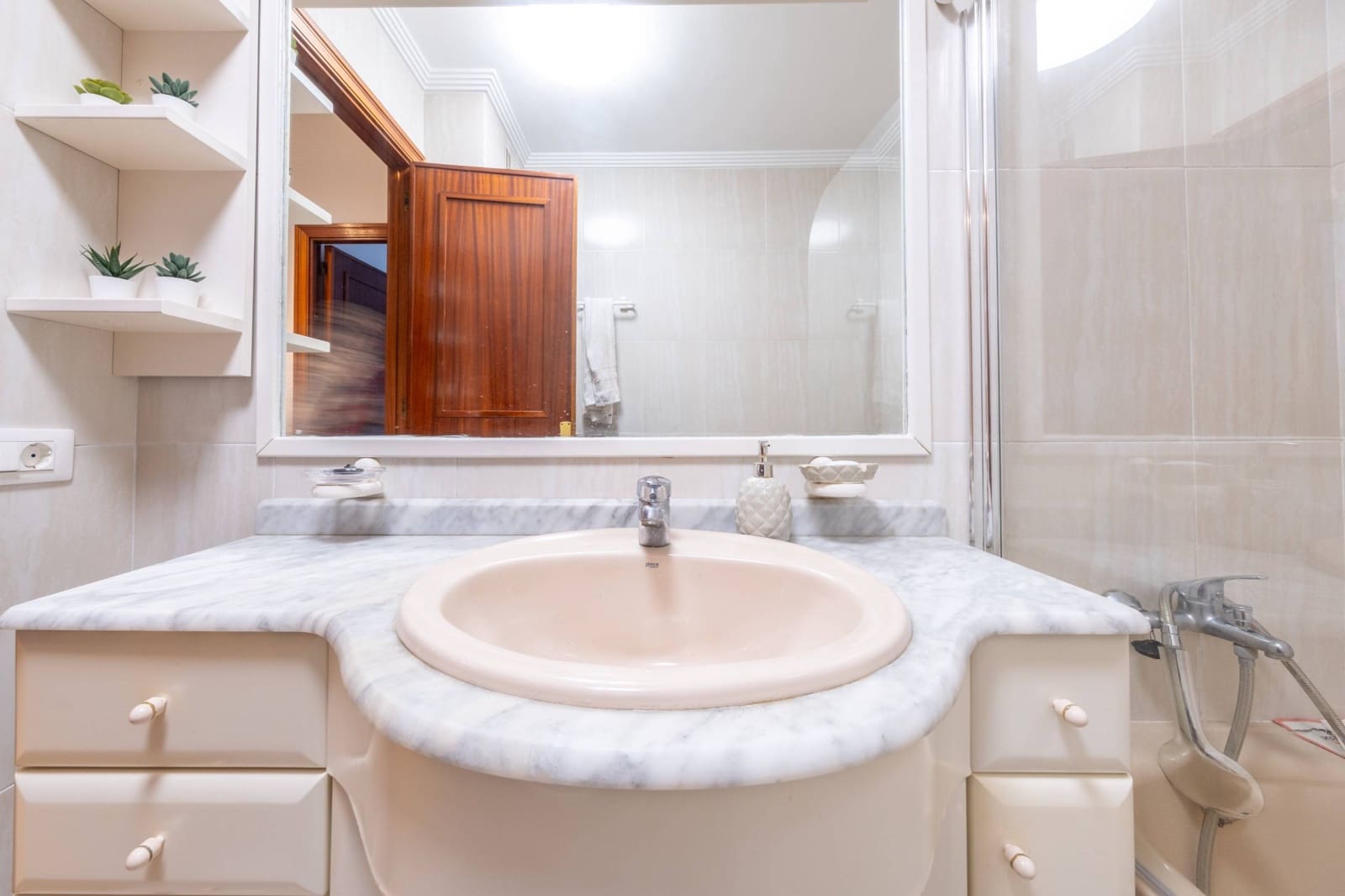 3 bedroom Flat for sale in Las Palmas de Gran Canaria with garage - € 360,000 (Ref: 9200478)