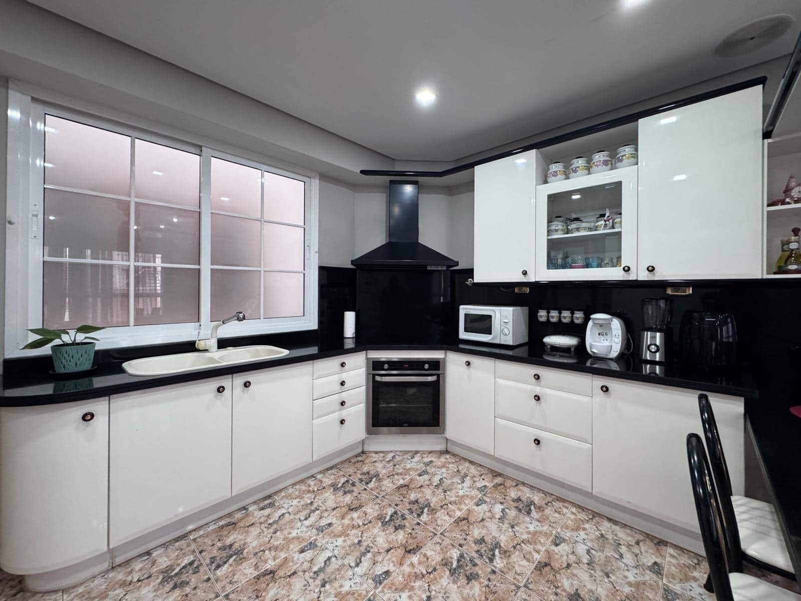 5 slaapkamer Rijtjeshuis te koop in Telde - € 775.000 (Ref: 9202419)