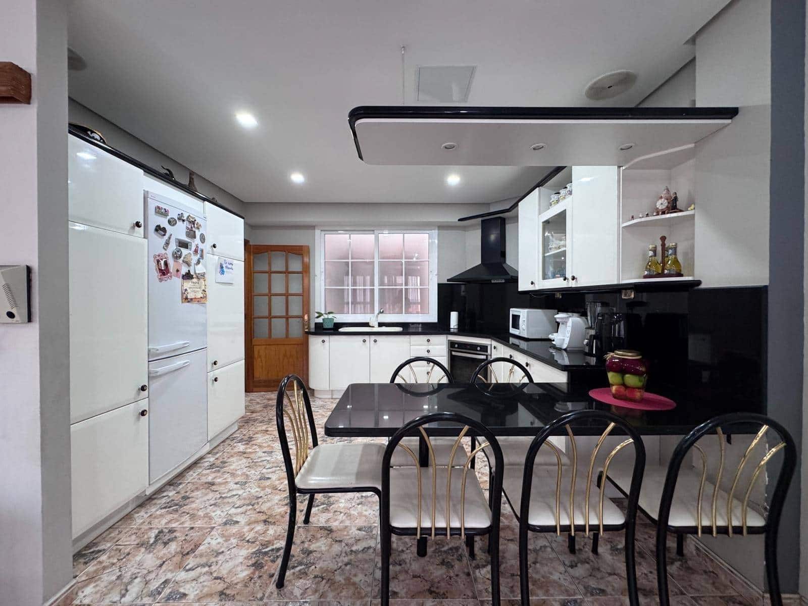 5 slaapkamer Rijtjeshuis te koop in Telde - € 775.000 (Ref: 9202419)