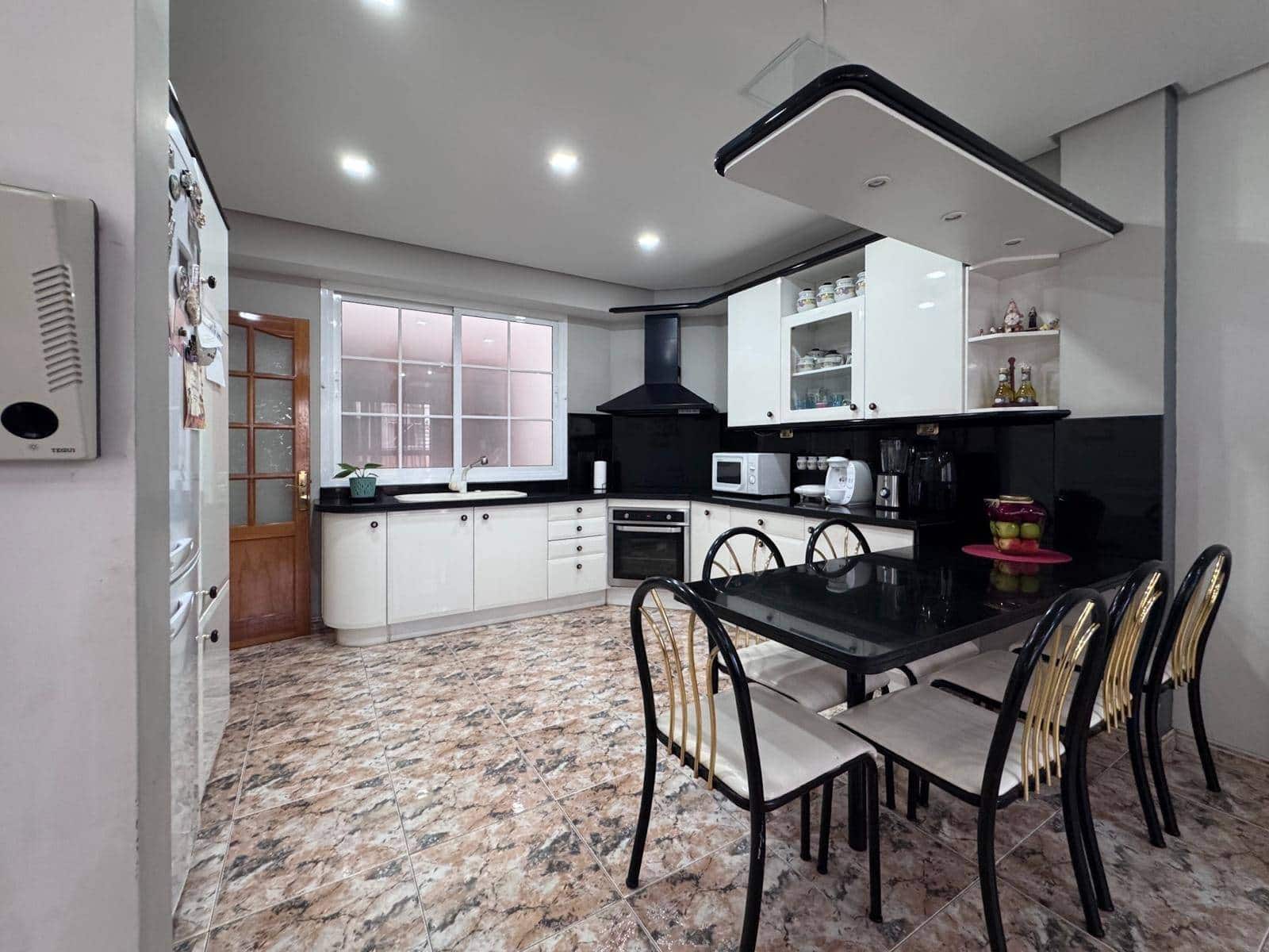 5 slaapkamer Rijtjeshuis te koop in Telde - € 775.000 (Ref: 9202419)