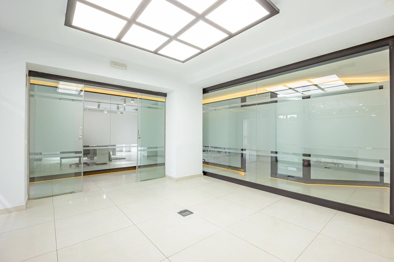 5 soveværelse Kontor til leje i Las Palmas de Gran Canaria med garage - € 3.500 (Ref: 9262599)